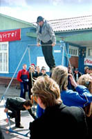 Click here -> 590x374 pix.